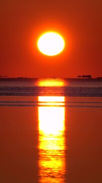 根室湾の日の出と流氷