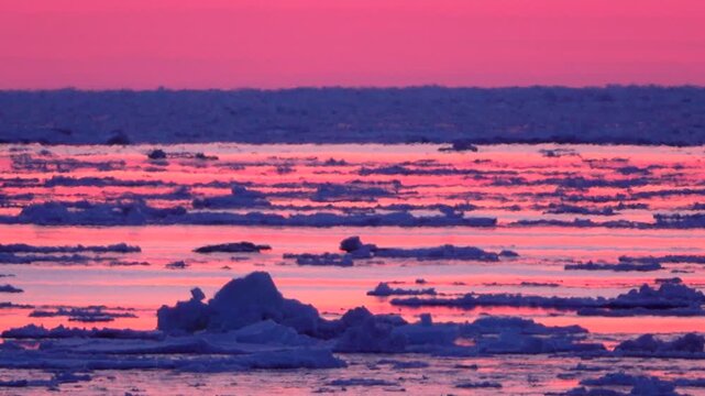 朝の流氷とオホーツク海と陽炎