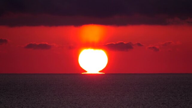 日の出（ダルマ型太陽）と太平洋とサンピラー