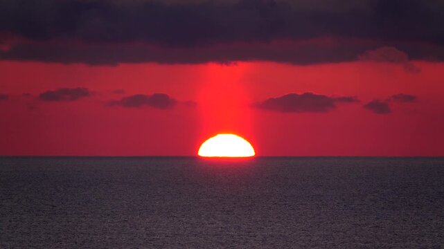 日の出と太平洋とサンピラー