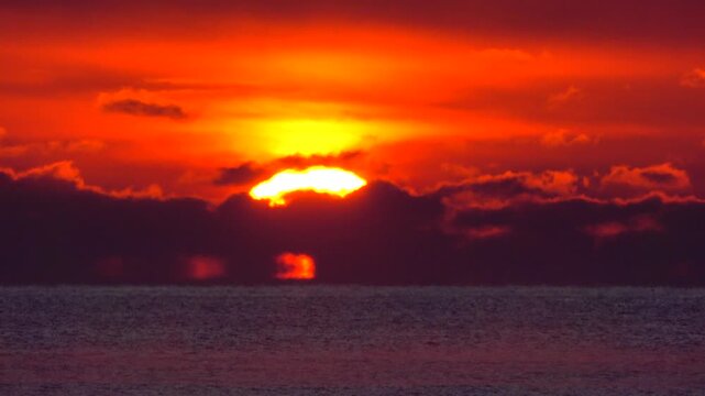 日の出と海（太平洋）とけあらし
