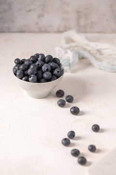 Fresh blueberries in a bowl