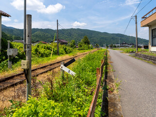 鉄道と道路が並ぶ鳥取県八頭郡八頭町の風景 © しょこまろん