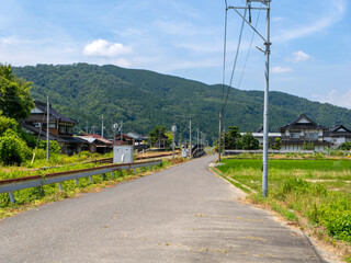 鉄道と道路が並ぶ鳥取県八頭郡八頭町の風景 © しょこまろん