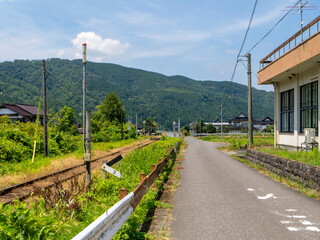 鉄道と道路が並ぶ鳥取県八頭郡八頭町の風景 © しょこまろん