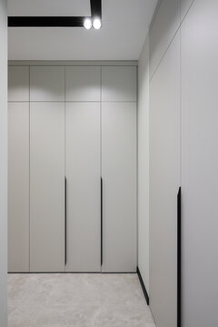 Wardrobe with black profile handles