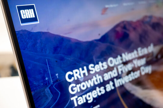 Mexico city, mexico, 01 19 2026: crh corporate website displaying growth and investor targets