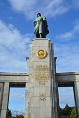 Obraz premium BERLIN GERMANY : Soviet War Memorial (Tiergarten) is war memorials to commemorate war dead of 80,000 soldiers of Soviet Armed Forces who died during the Battle of Berlin in April and May 1945