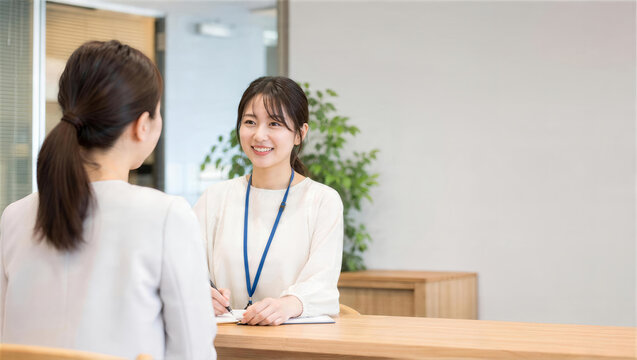 職場の相談窓口で話す女性