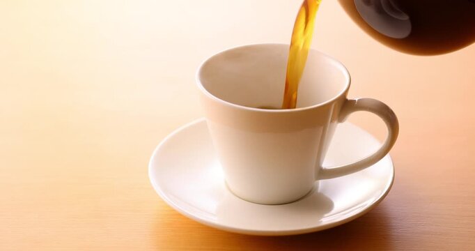 ホットコーヒーを注ぐ