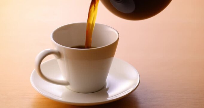 ホットコーヒーを注ぐ