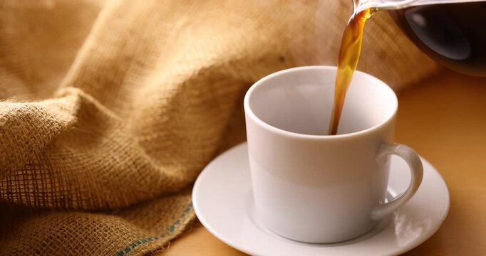 ホットコーヒーを注ぐ
