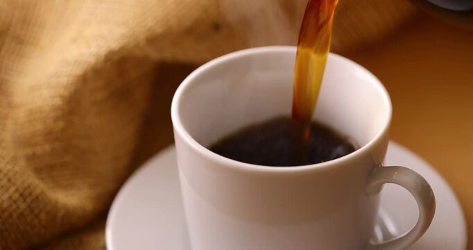 ホットコーヒーを注ぐ