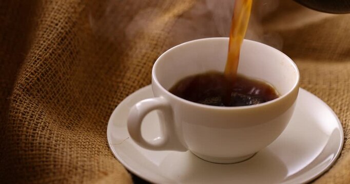ホットコーヒーを注ぐ