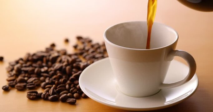 ホットコーヒーを注ぐ