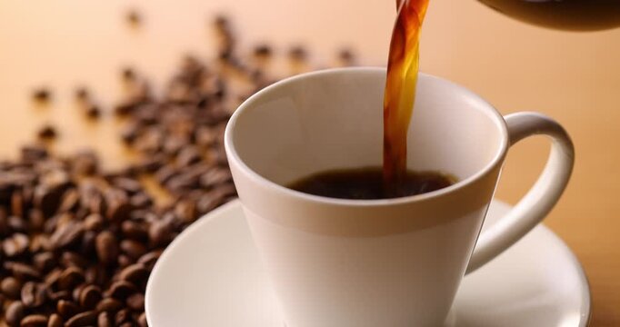 ホットコーヒーを注ぐ
