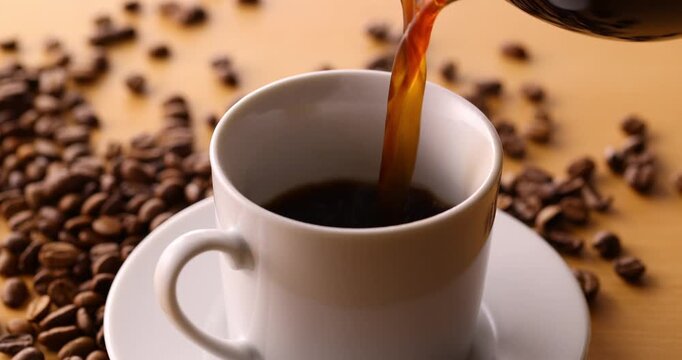 ホットコーヒーを注ぐ