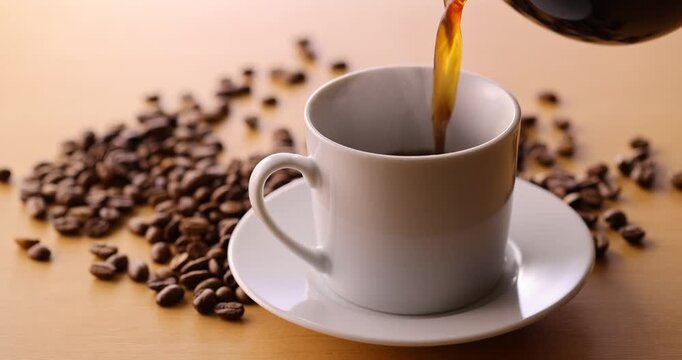 ホットコーヒーを注ぐ