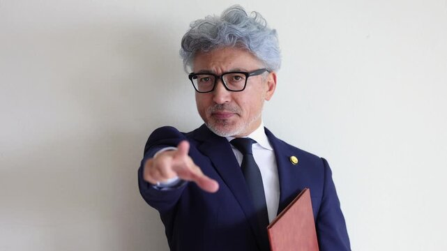 法廷で手を差し出して異議を申し立てる男性弁護士