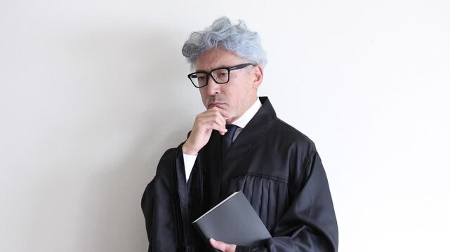 法廷で判決や判断について熟考する男性裁判官