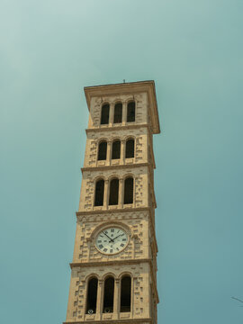 Campanario hist&oacute;rico estilo italiano con esfera de reloj y detalles de mamposter&iacute;a