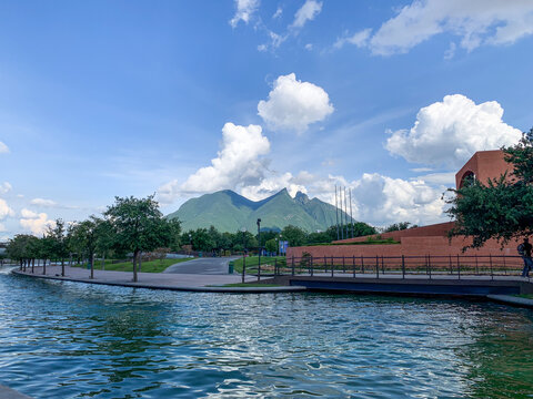 Paseo Santa Luc&iacute;a con el Cerro de la Silla al fondo en Monterrey, M&eacute;xico