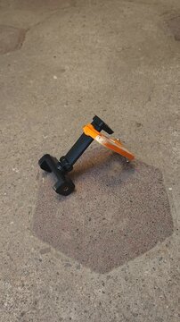 Securing Wooden Cell Phone Holder with Manual Screw Clamp