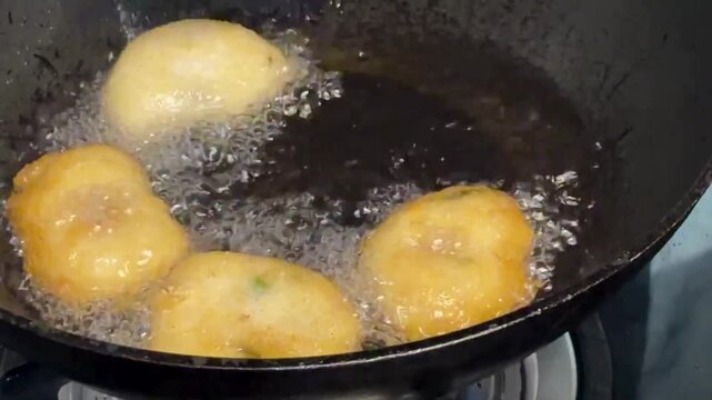 Making medu vada