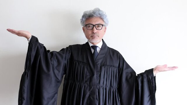 両手を広げて公平な判断を示す法服姿の男性裁判官