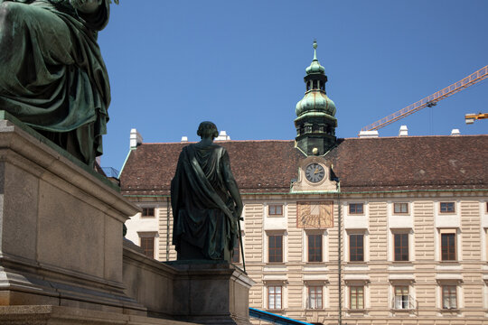 Statue in bronzo del monumento a Francesco I con la torre dell'orologio dell'Amalienburg nel Palazzo della Hofburg a Vienna, Austria