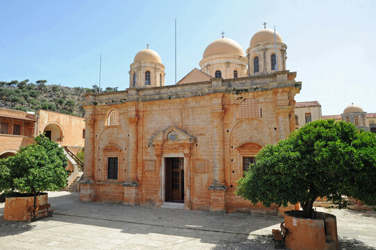 La fa&ccedil;ade sud-ouest de l'&eacute;glise du monast&egrave;re de la Sainte-Trinit&eacute; sur la presqu'&icirc;le de l'Akrotiri pr&egrave;s de La Can&eacute;e en Cr&egrave;te