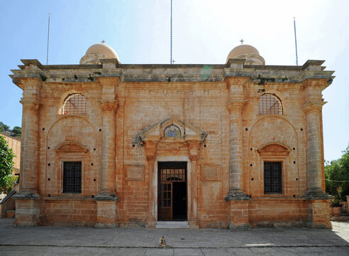 La fa&ccedil;ade sud-ouest de l'&eacute;glise du monast&egrave;re de la Sainte-Trinit&eacute; sur la presqu'&icirc;le de l'Akrotiri pr&egrave;s de La Can&eacute;e en Cr&egrave;te