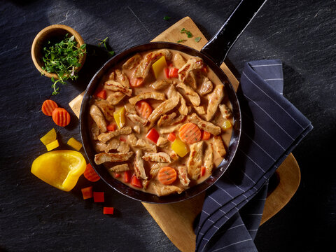 Schweinegeschnetzeltes, Ofengemuese, Pfanne, Topshot, Sahne, Geschnetzeltes, Schweinefleisch,