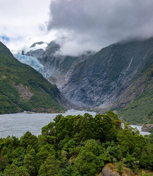 Franz Josef Glacier, Kā Roimata o Hine Hukatere, Gletscherzunge im Talkessel, Suedliche Alpen, Suedinsel, Neuseeland, Regenwald im Vordergrund, tief haengende Wolken