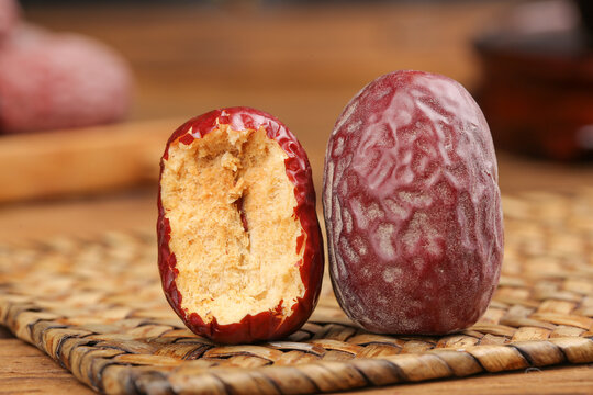 Ruoqiang Jujube Dates from Xinjiang China - Fresh and Dried Chinese Red Dates on Bamboo Mat