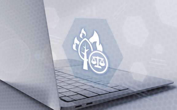 Diese grafik zeigt ein Laptop mit einem Symbol f&uuml;r Umweltrecht, Waldbrand und Gesetze. Das konzept veranschaulicht Justiz, Umweltschutz und Gesetzgebung in einer digitalen umgebung.