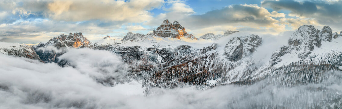 Les Tre Cime di Lavaredo au lever du jour au-dessus de la brume