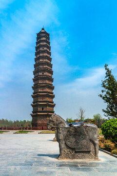 Sunny Scenery of Kaifeng Iron Pagoda and Stone Horse Sculpture, Henan, China