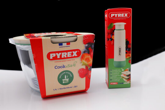 cocotte en verre transparente de pyrex et pompe pour conservation sous vide