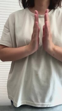 拍手をする女性の縦動画