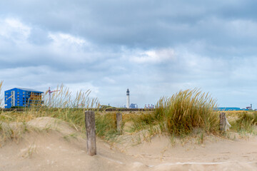Dunes de bord demer avec un phare © bockelbam