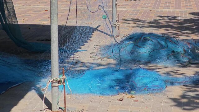 Blue fishing net, pull in a cast net.