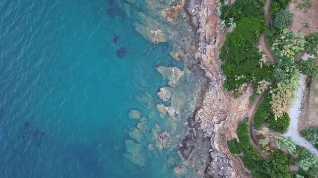 Aufnahmen von rauem Wasser von oben. Wasserbrandung  an einer italienischen Insel. Klares Wasser nach einem Sturm. D-Log-Originale vorhanden.