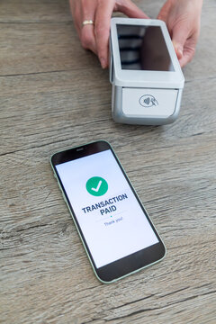 Contactless payment confirmation on smartphone and card terminal
