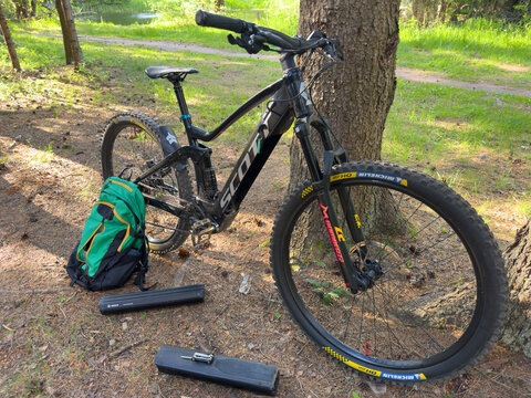 Replacement battery during long trips on electric bike. Electric bike batteries remove. Scott Strike E-MTB mountain bike with Bosch Performance Line CX motor. May 16, 2026, Lithuania.