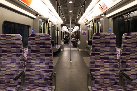 イギリス・ロンドンの地下鉄エリザベス線の車内