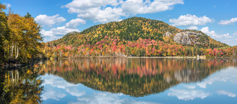 Autumn reflection on Echo Lake with panorama view to Artist Bluff Overlook - Franconia Notch - New Hampshire