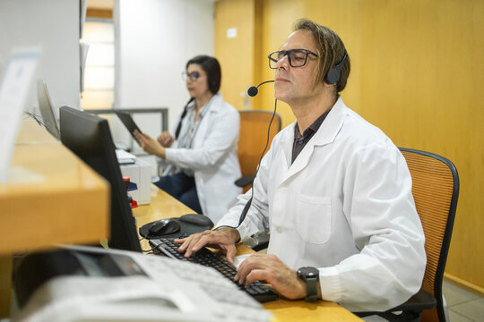 Medical clinic doctors provide telephone consultation support