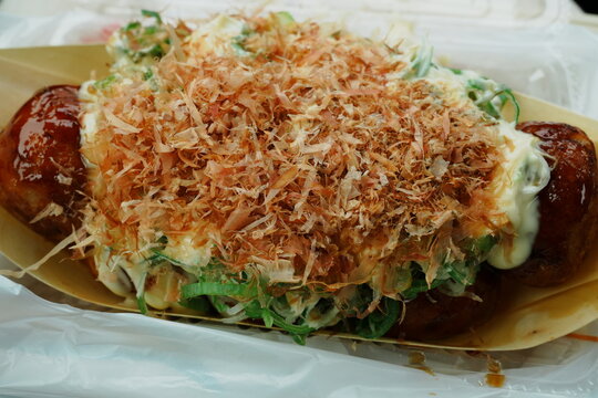 Freshly Cooked Negimayo Takoyaki with Scallions and Mayonnaise Japanese Street Food - 日本料理 ねぎマヨたこ焼きソース仕上げ
