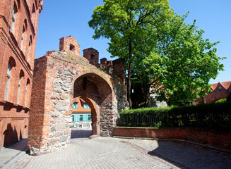 Obraz premium Zabytkowa brama zamkowa w Toruniu, Polska. Historic castle gate in Toruń, Poland 
